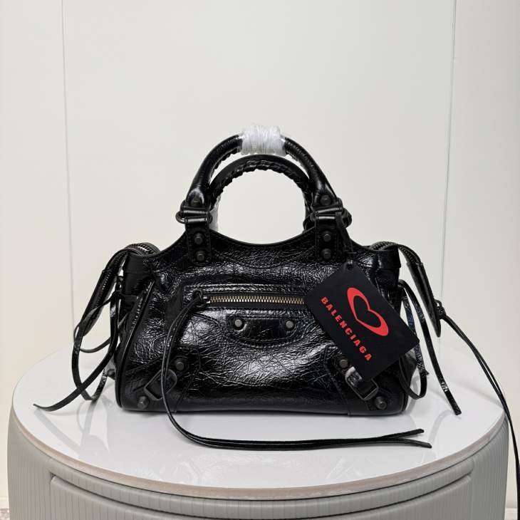 Picture of Balenciaga Handbags _SKUfw219657924fw